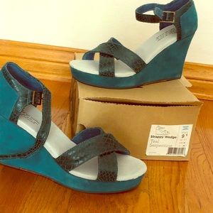 TOMS Wedge Teal Serpentine. Size 9.5